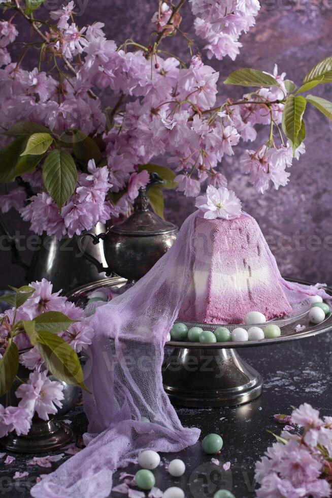 ljuv ostmassa ortodox påsk på de bakgrund av lila sakura, traditionell mat foto