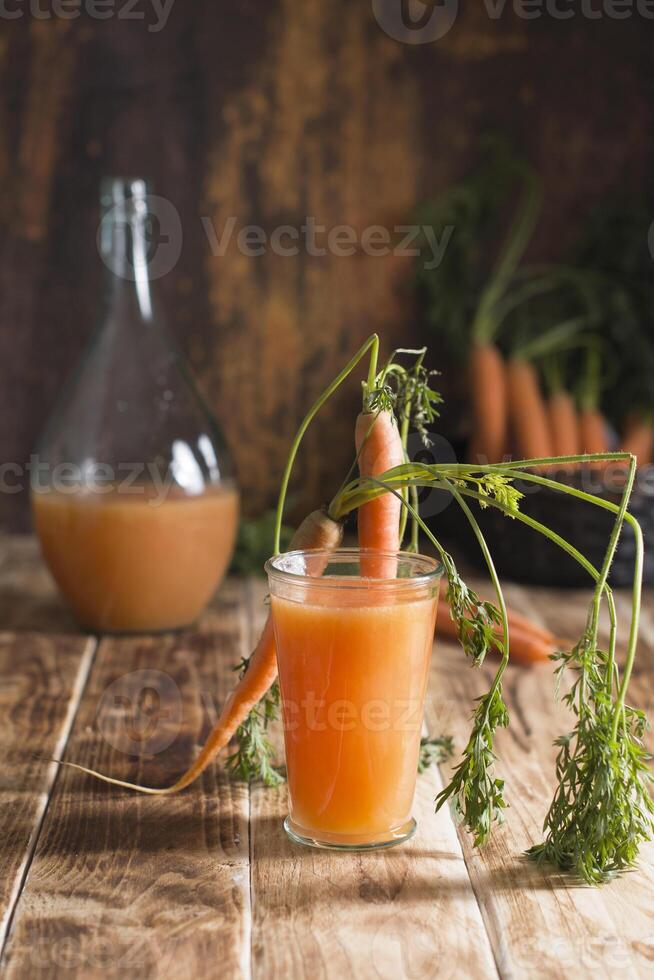 nyligen pressas morot juice och rå morötter, vegetariskt vegetabiliska vitamin dryck foto