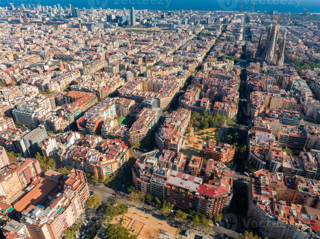 antenn se av barcelona stad horisont på solnedgång. foto