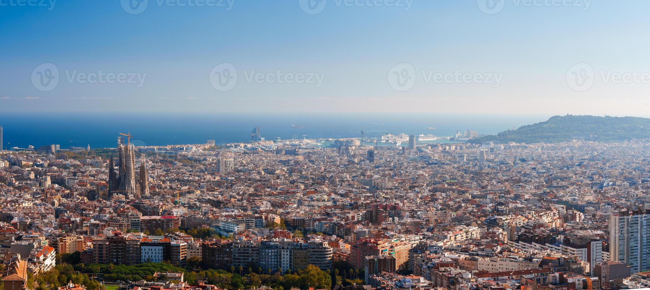 expansiv panorama- se av barcelona, sagrada familj, och de hav horisont foto