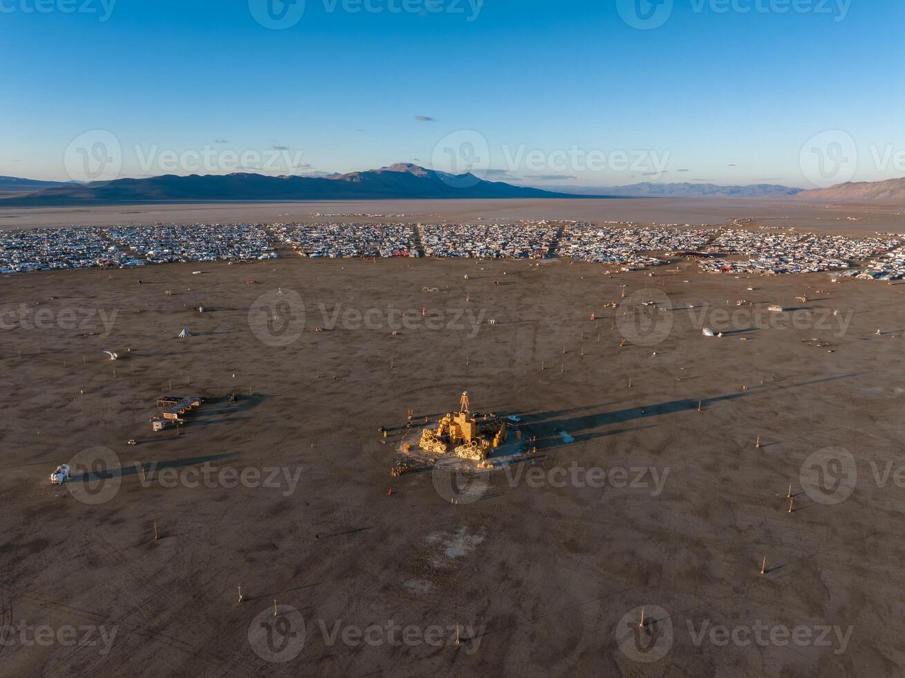 antenn se av de brinnande man festival i nevada öken. svart sten stad från ovan. foto