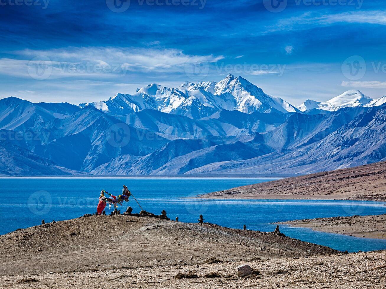 buddist bön flaggor på himalayan sjö tso moriri foto