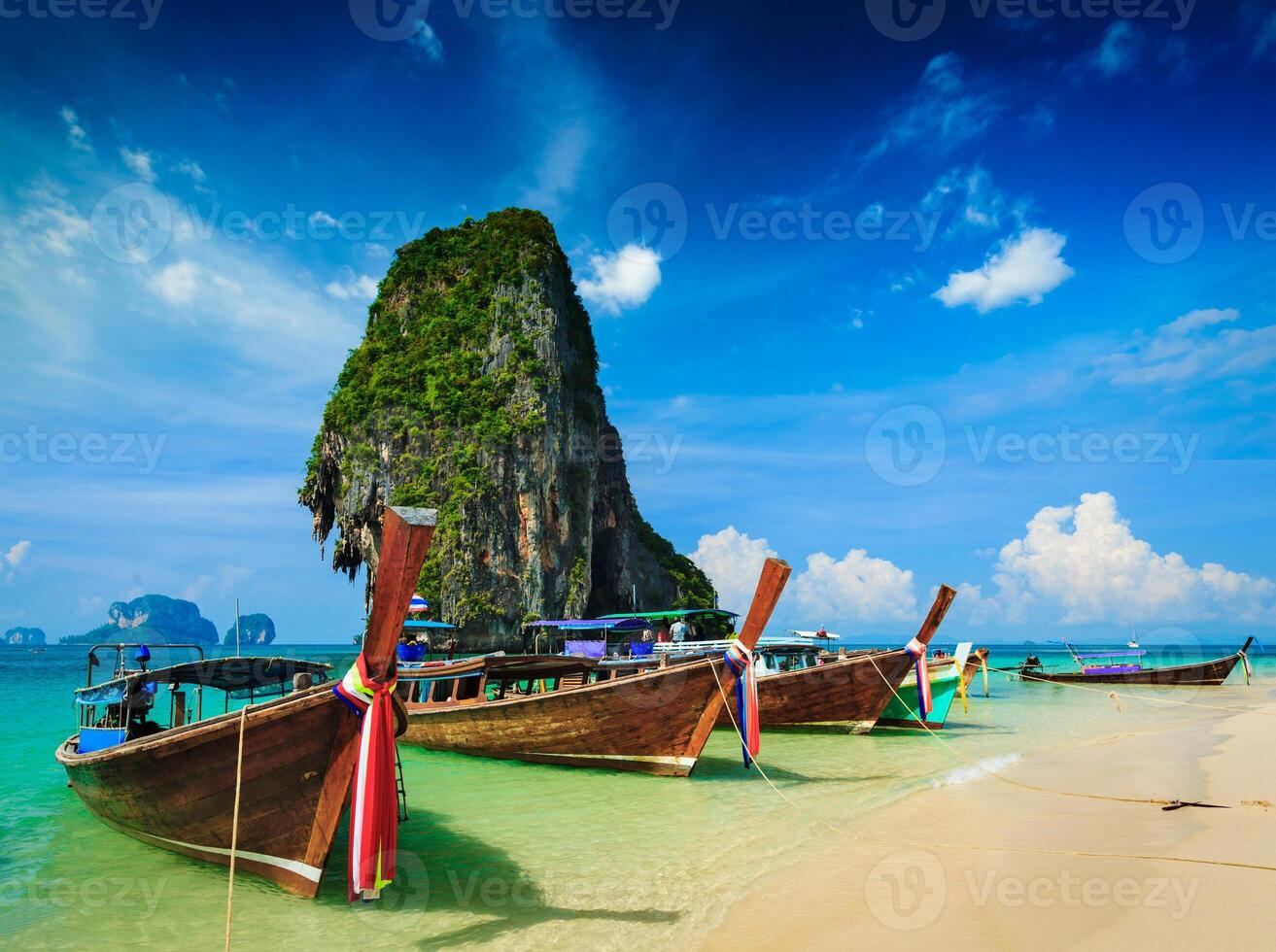 lång svansbåt på stranden, Thailand foto