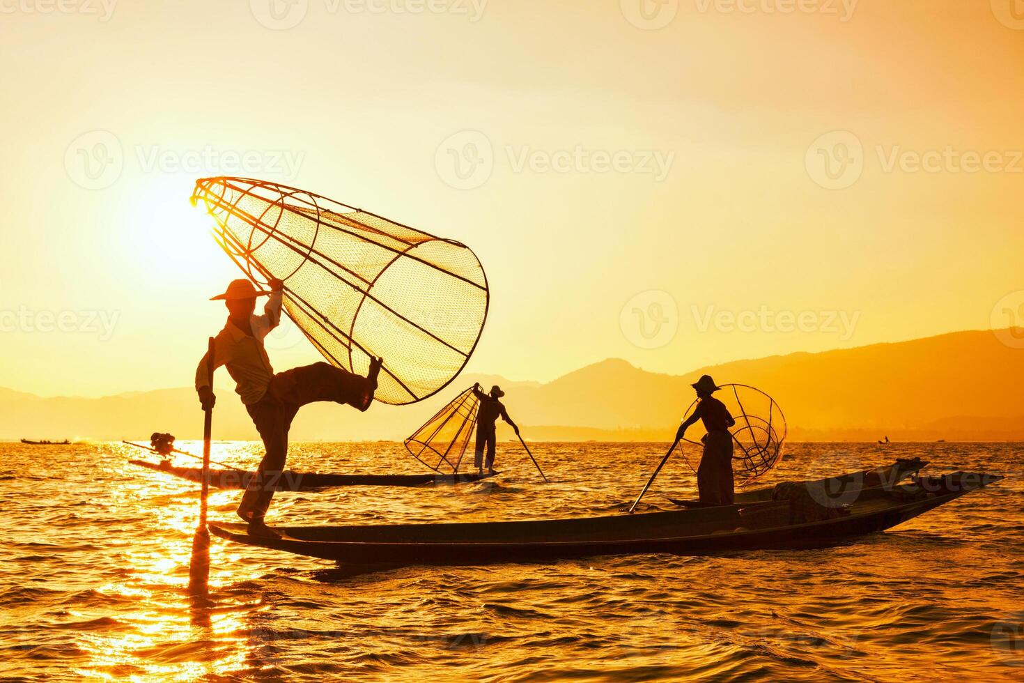 traditionell burmesiska fiskare på inle sjö myanmar foto