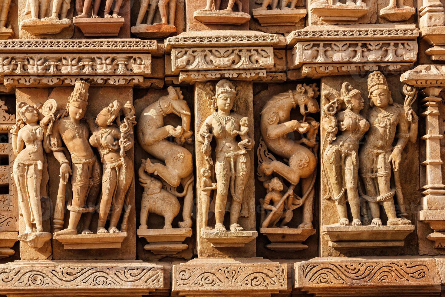 skulpturer på adinath jain tempel, khajuraho foto