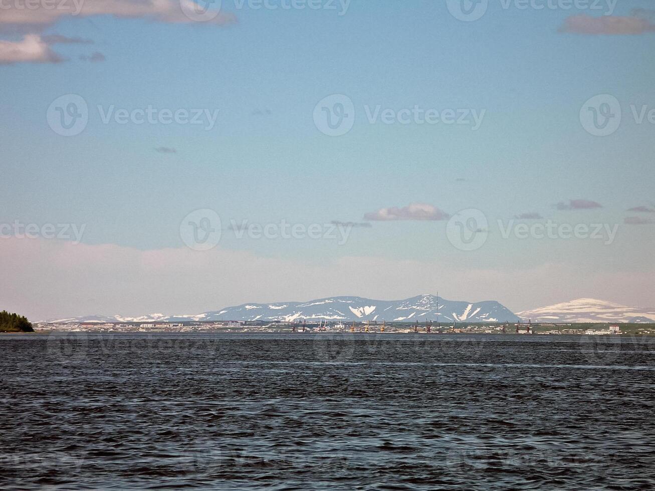 flod landskap tidigt vår. bar träd, smältande snö. foto