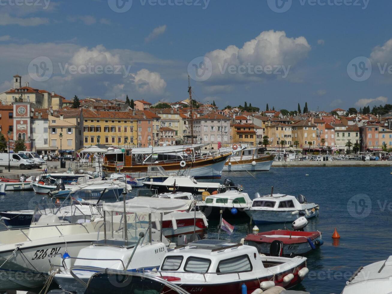 båtar i hamn på rovinj, kroatien. foto