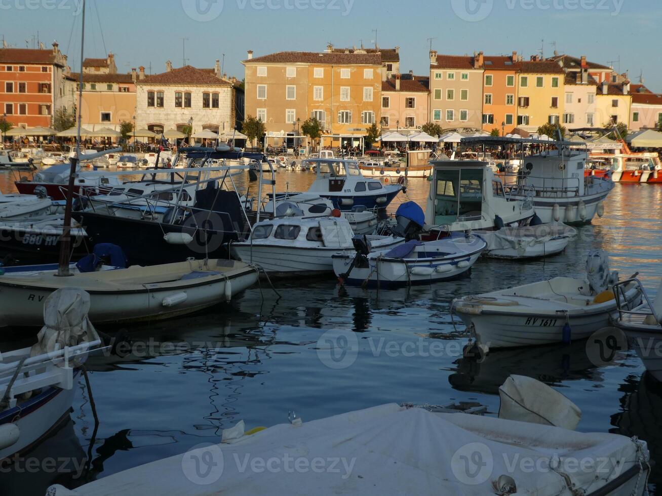 båtar i hamn på rovinj, kroatien. foto