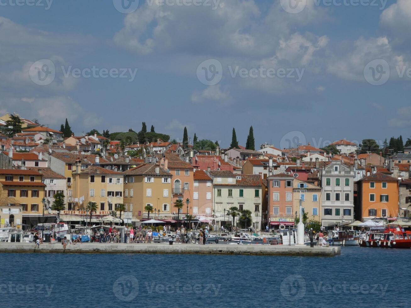 historisk byggnad fasader i rovinj, kroatien foto