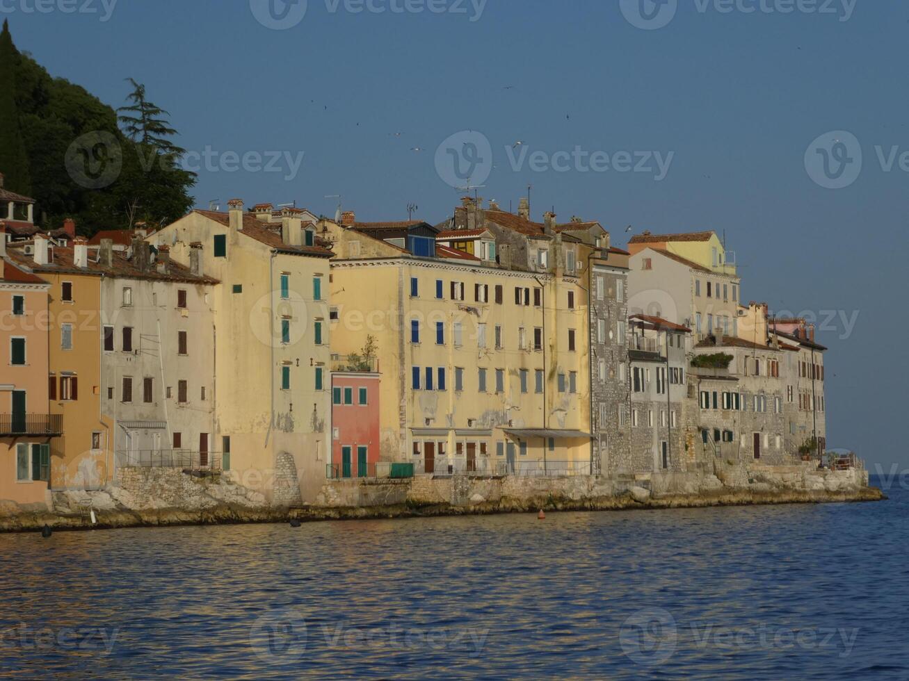 historisk byggnad fasader i rovinj, kroatien foto