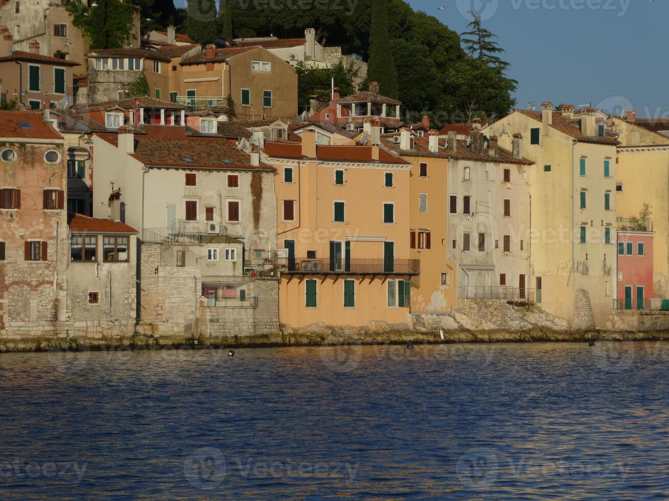 historisk byggnad fasader i rovinj, kroatien foto