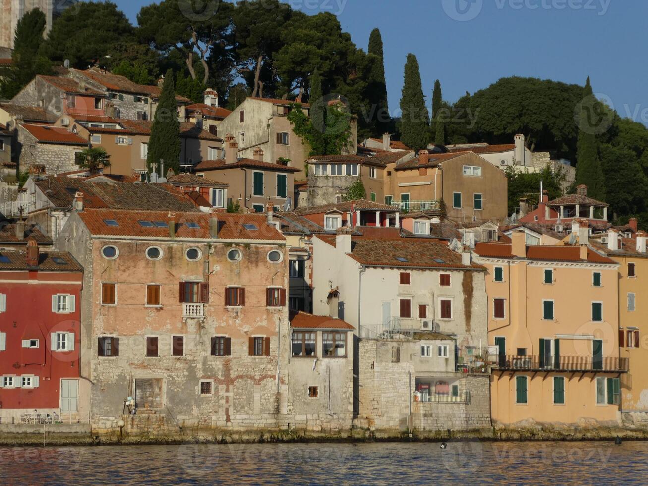 historisk byggnad fasader i rovinj, kroatien foto