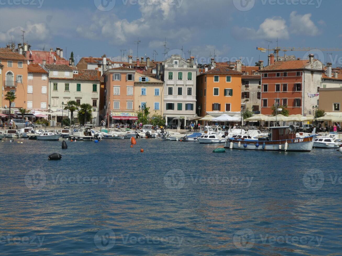 historisk byggnad fasader i rovinj, kroatien foto