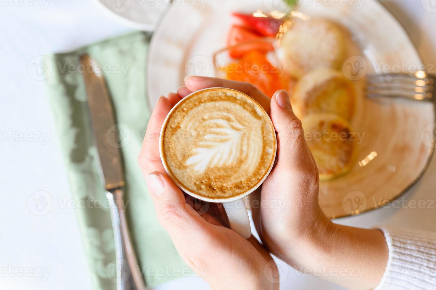 kaffe latte blad händer foto