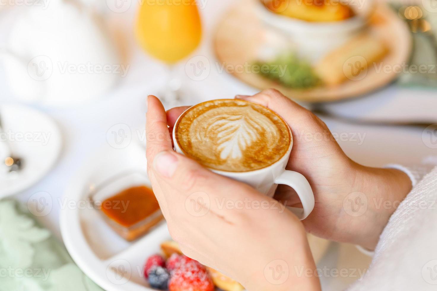 kaffe latte blad händer foto
