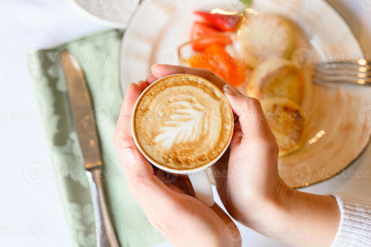 kaffe latte blad händer foto