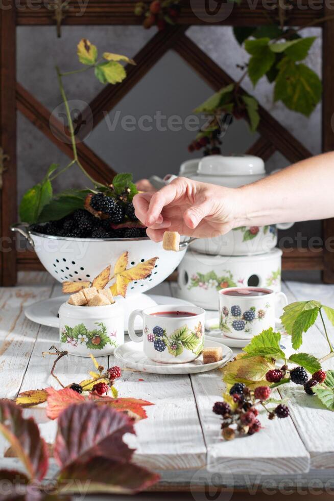 frukt te med mogen björnbär, årgång fortfarande liv med skön retro uppsättning foto