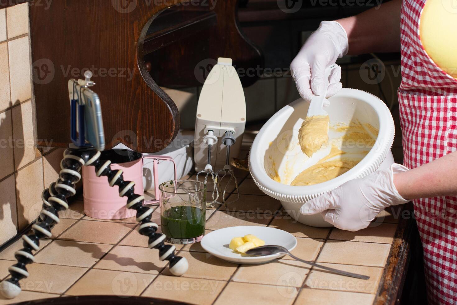 kvinna matlagning spenat muffins steg förbi steg, blandning Ingredienser med spatel foto
