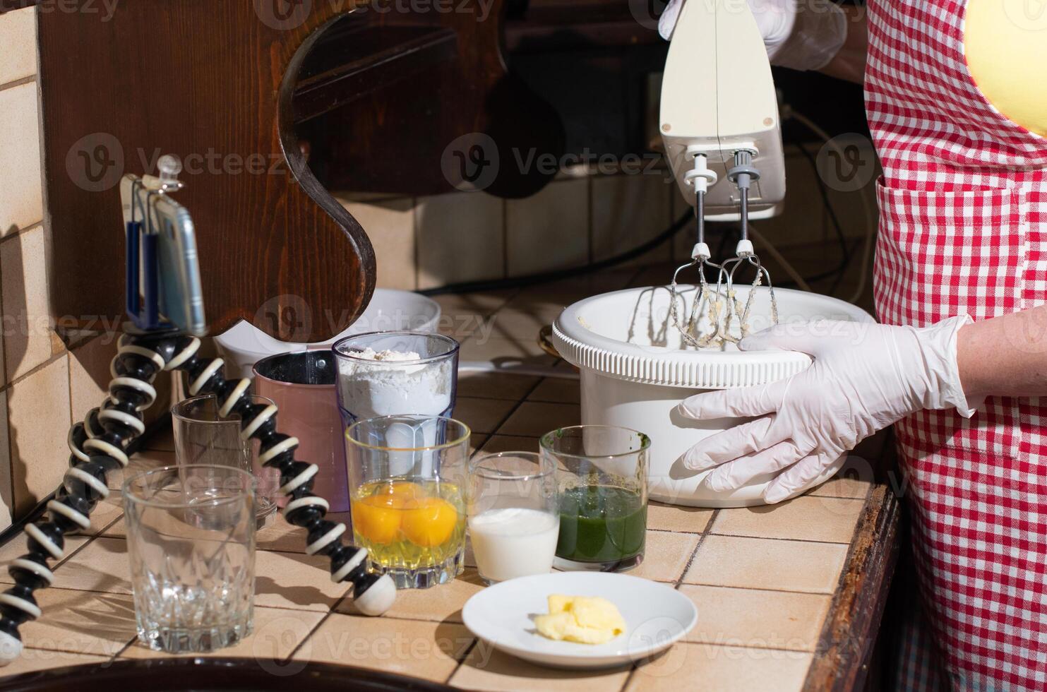 kvinna matlagning spenat muffin steg förbi steg, knådning Ingredienser med mixer foto