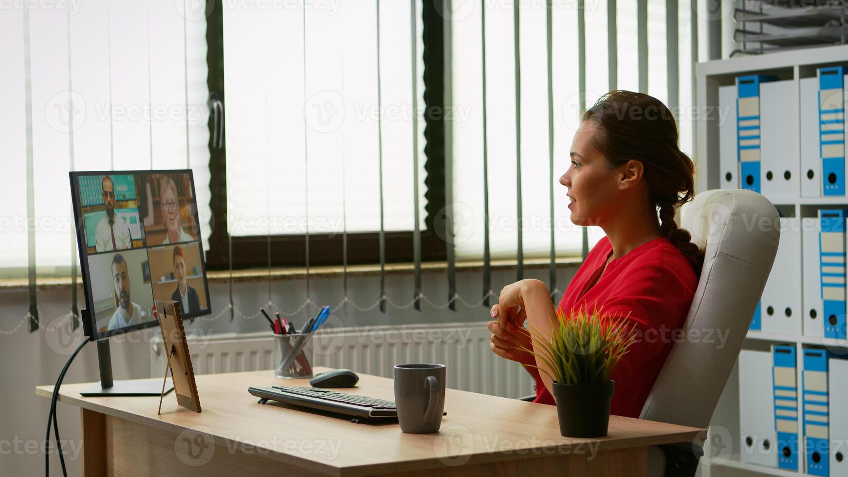 frilansare tala på video ring upp i modern kontor. administratör arbetssätt med företag avlägset team diskuterar chattar har virtuell uppkopplad konferens, möte, webinar använder sig av internet teknologi foto