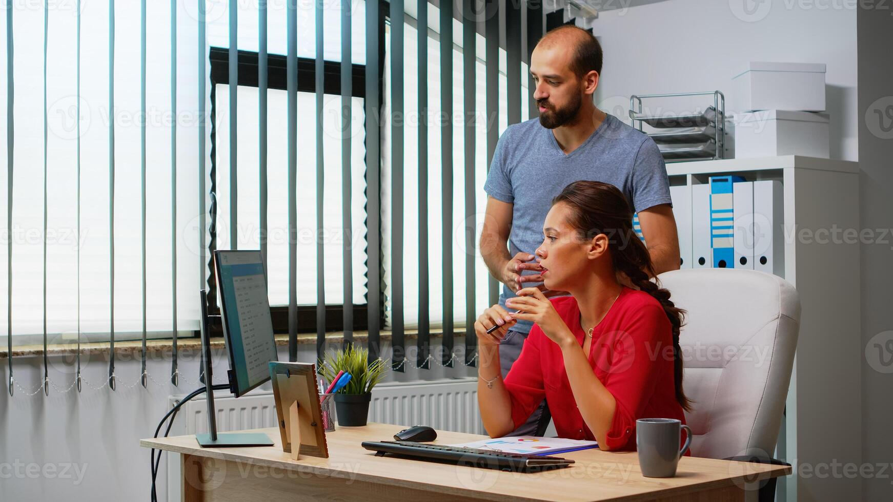 företag människor diskuterar, förklara strategi i modern kontor rum. team arbetssätt hört i professionell, arbetsplats i personlig företags- företag skriver på dator tangentbord ser på skrivbordet foto