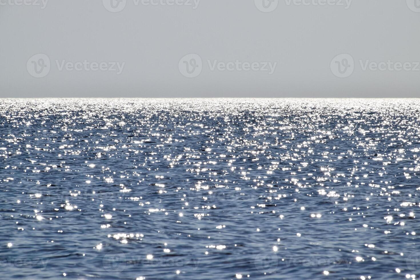 hav linje av de horisont. hav och himmel. de vågor och lysa skarpt av de Sol är reflekterad från de vågor av de hav. havsbild. foto