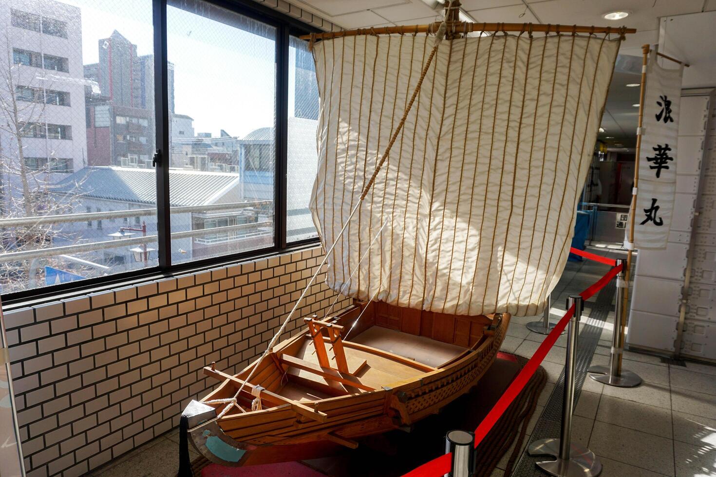osaka stad, Japan, 2023 - modell av gammal japansk skräp båt, visa i gångväg till kaiyukan akvarium byggnad. detta skräp båt modell är inte traditionell gammal men är en nytt tillverkad Artikel för show. foto