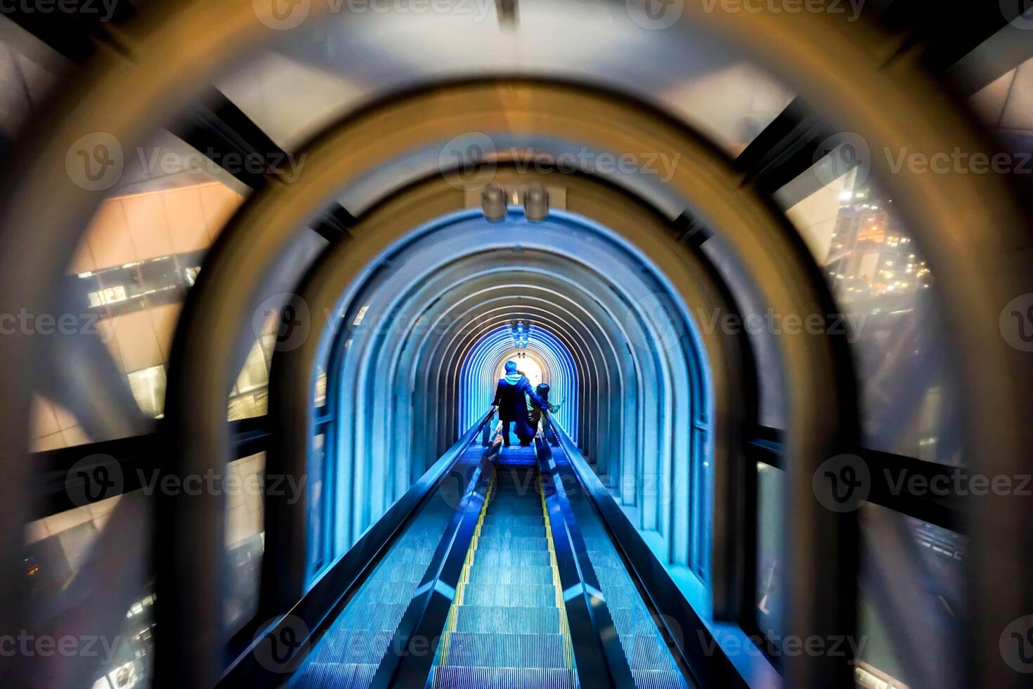 de japansk älskare gående ner de tunnel ljus rulltrappa av umeda himmel byggnad, de ett av turist populär landmärken i osaka stad. foto