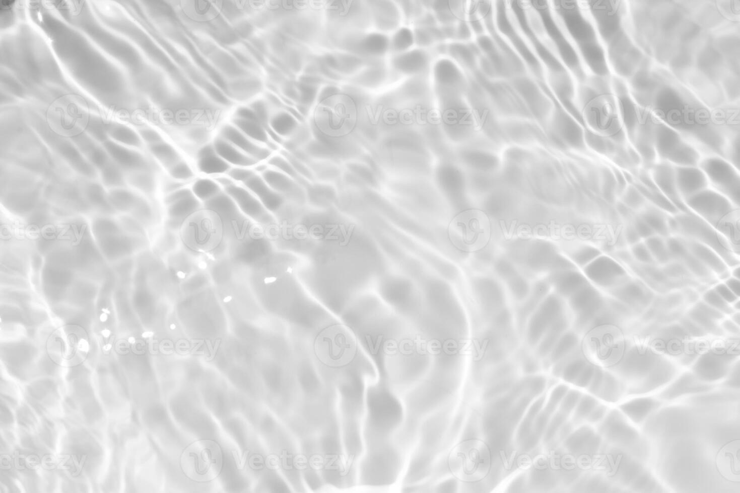 blått vatten vågor på de yta krusningar suddig. defokusering suddig transparent blå färgad klar lugna vatten yta textur med stänk och bubblor. vatten vågor med lysande mönster textur bakgrund. foto