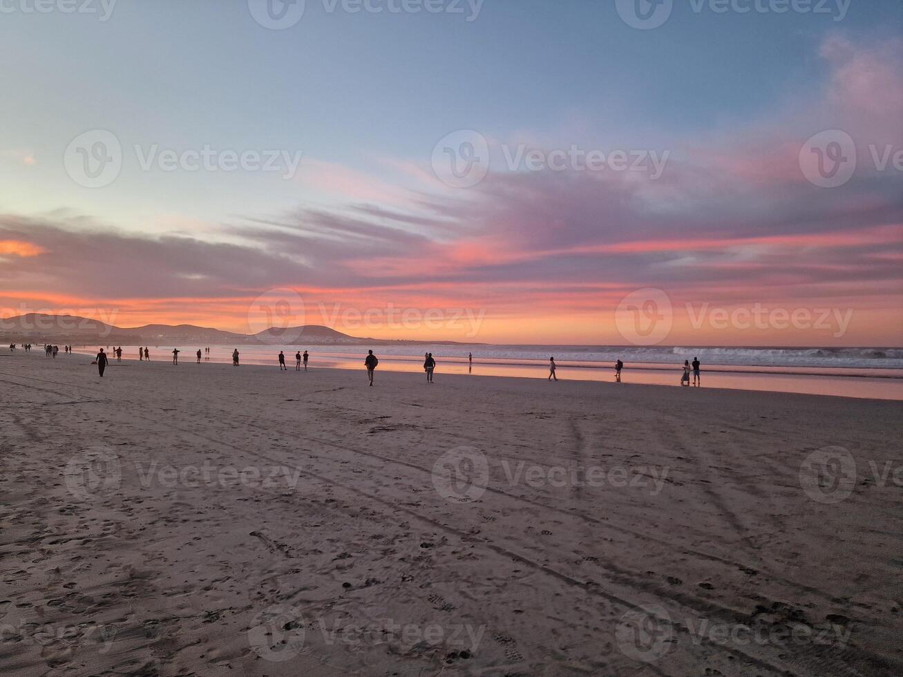 solnedgång på famara strand på lanzarote ö foto