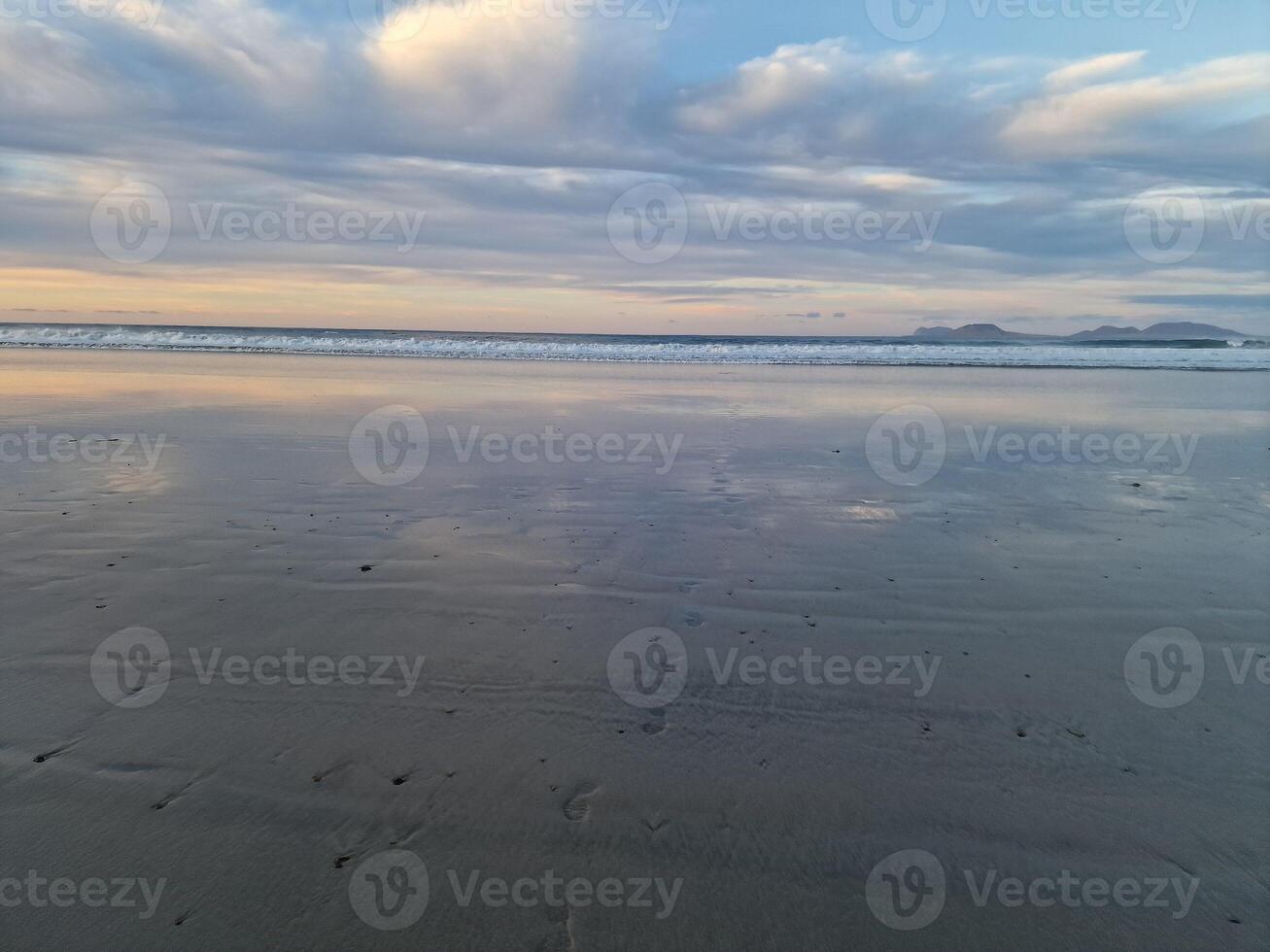 solnedgång på famara strand på lanzarote ö foto