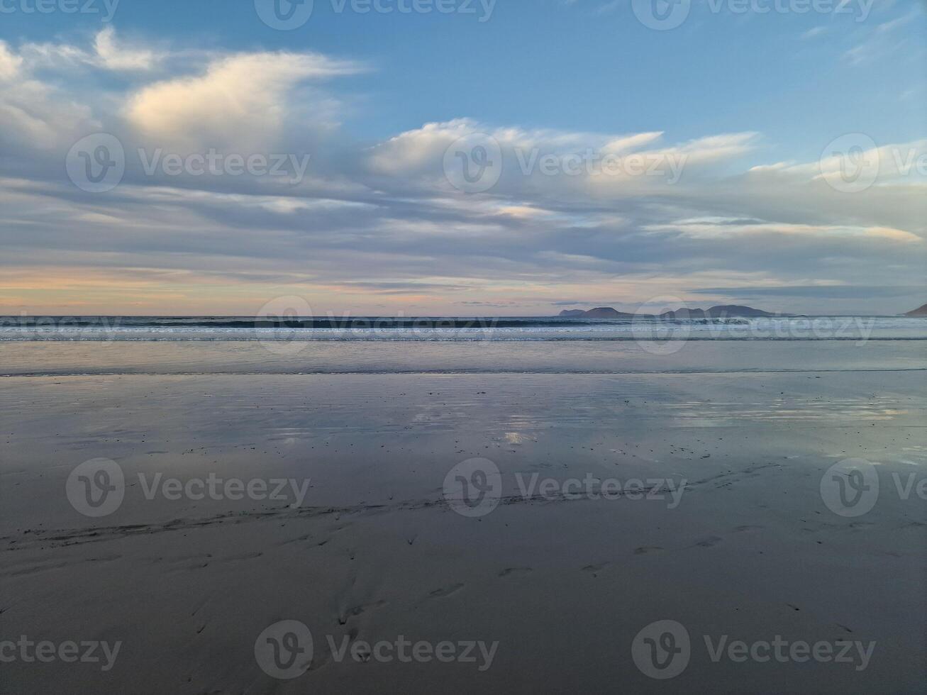 solnedgång på famara strand på lanzarote ö foto