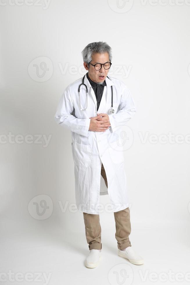 senior asiatisk läkare foto