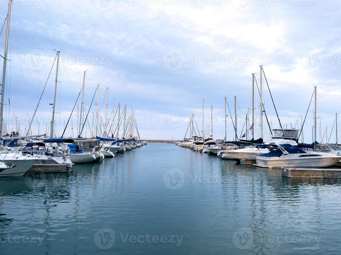 skott av yachter i lake michigan harbor, kenosha, wisconsin, usa foto