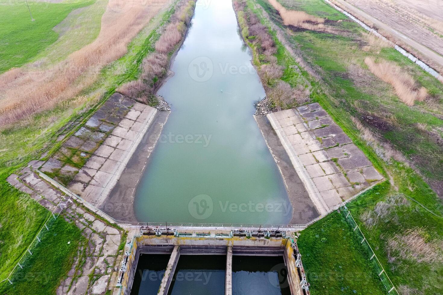 vatten pumpning station av bevattning systemet av ris fält. se foto