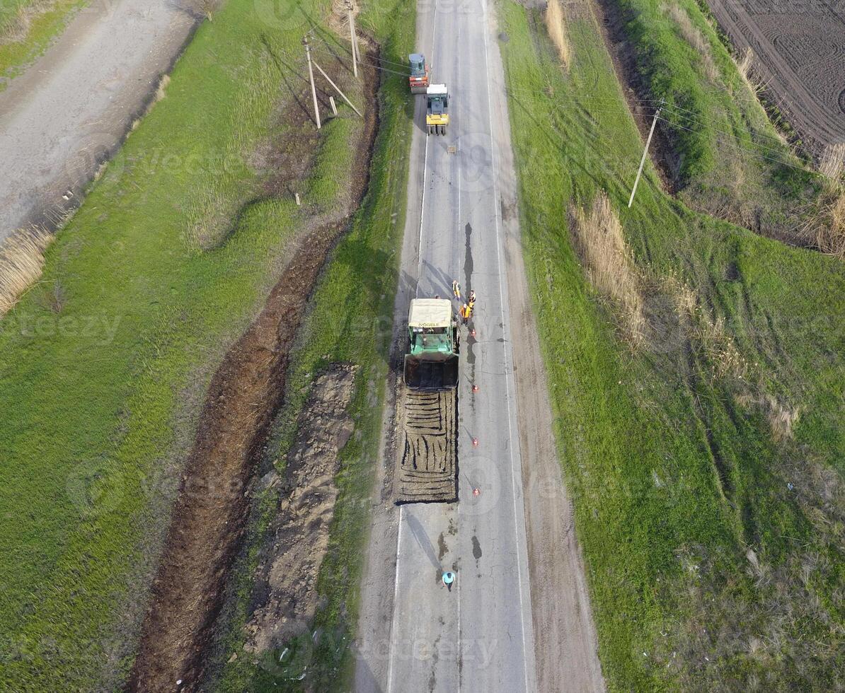 topp se av de väg reparera. teknik för reparera av asfalt. ersättning av asfalt trottoar. foto