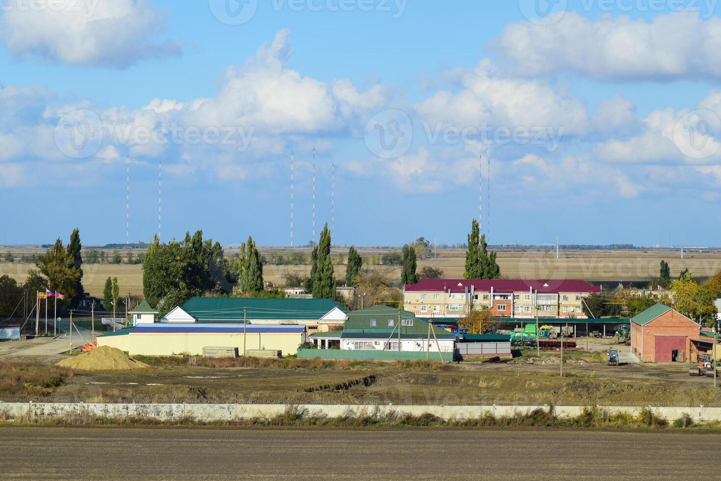 en se från ovan av en små ryska by. lantlig landskap. fält och by. en halvt övergiven by. foto