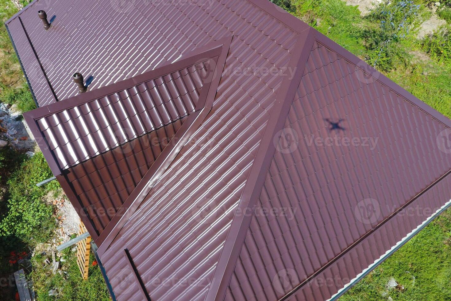 en se från ovan på de tak av de hus. de tak av korrugerad ark. takläggning av metall profil vågig form foto