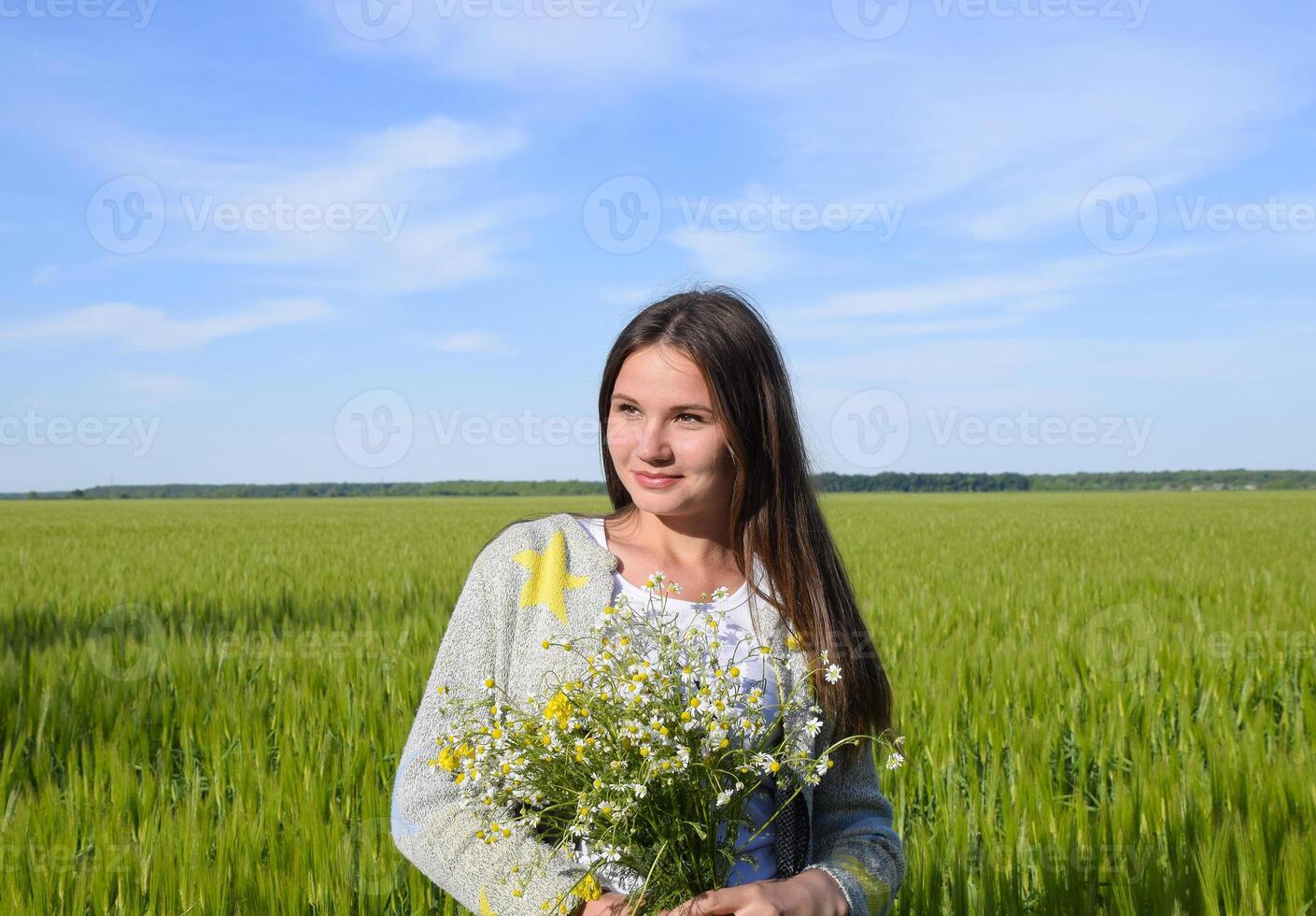 ung skön flicka med en bukett av kamomiller. en kvinna i en foto