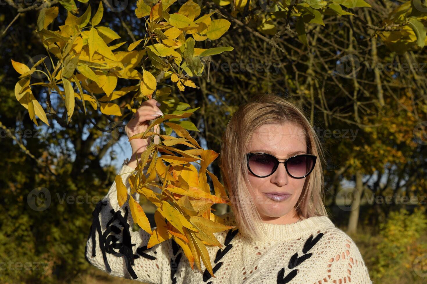 flicka i solglasögon. flicka på en bakgrund av gul löv av höst träd. höst Foto session.