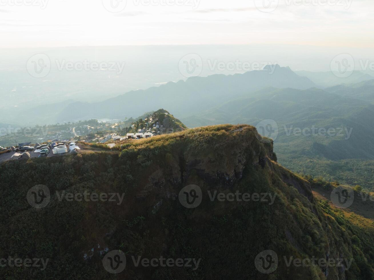 ett antenn se av en berg topp med en små hus på den foto