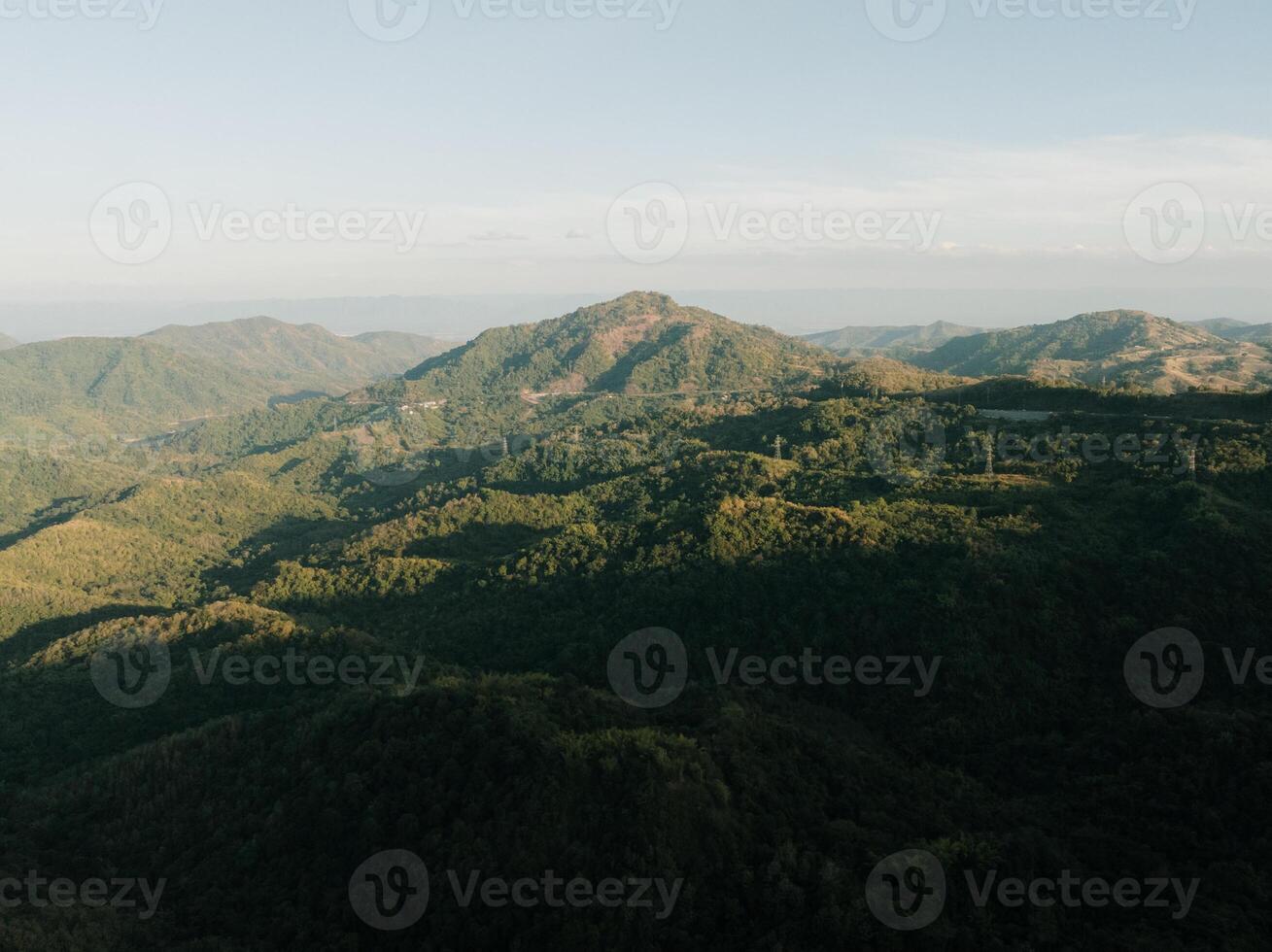 en se av de bergen från de topp av en berg foto