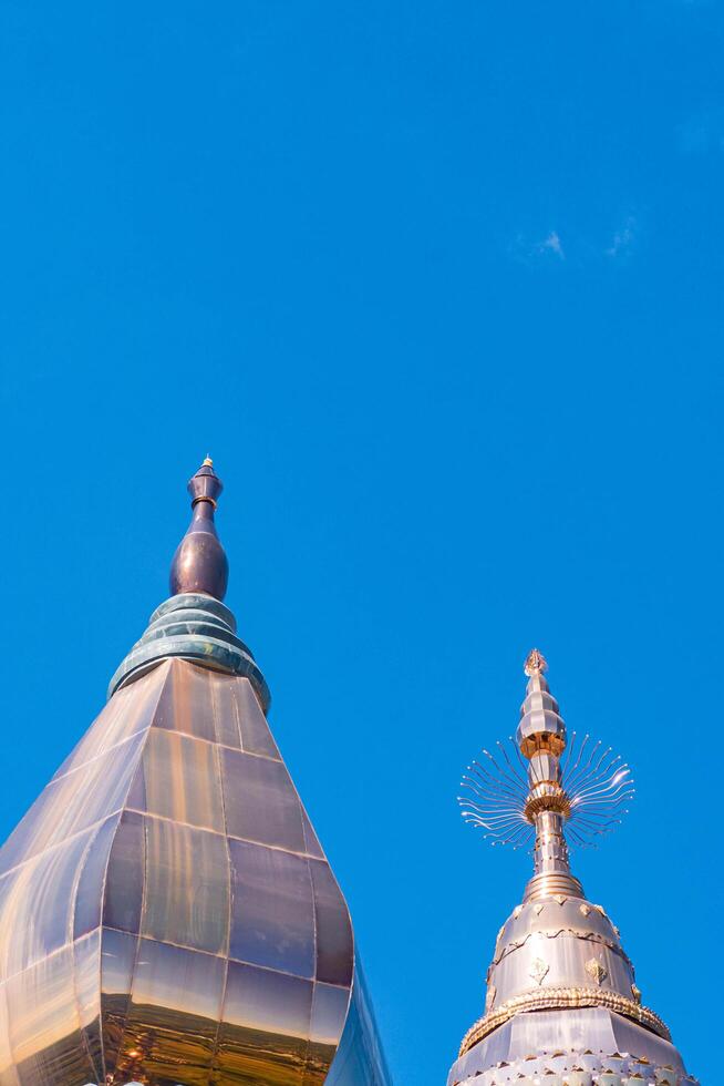 de massiv aluminiumklädd buddist stupa. foto