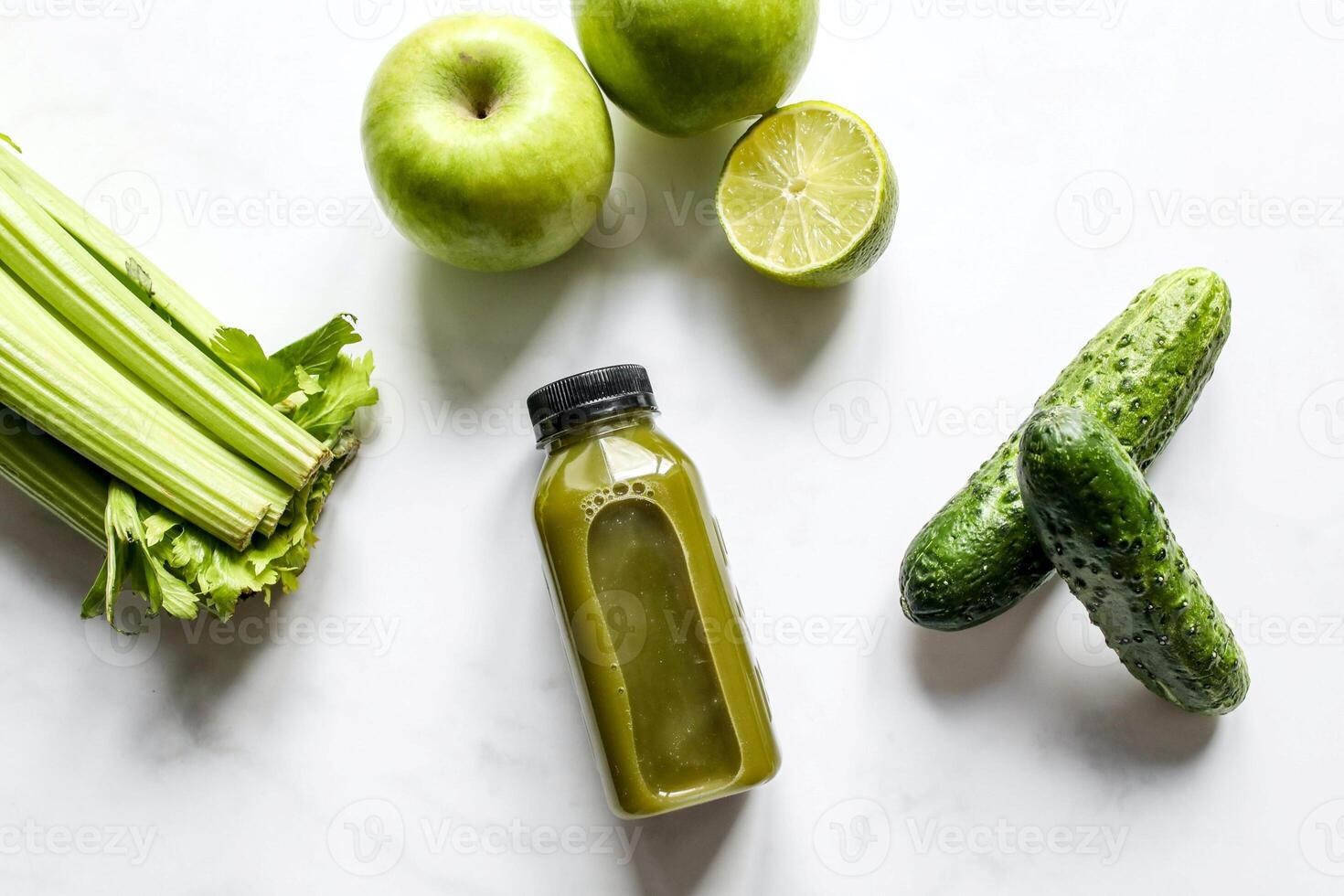 flaska av grön smoothie med selleri och äpple på vit bakgrund foto