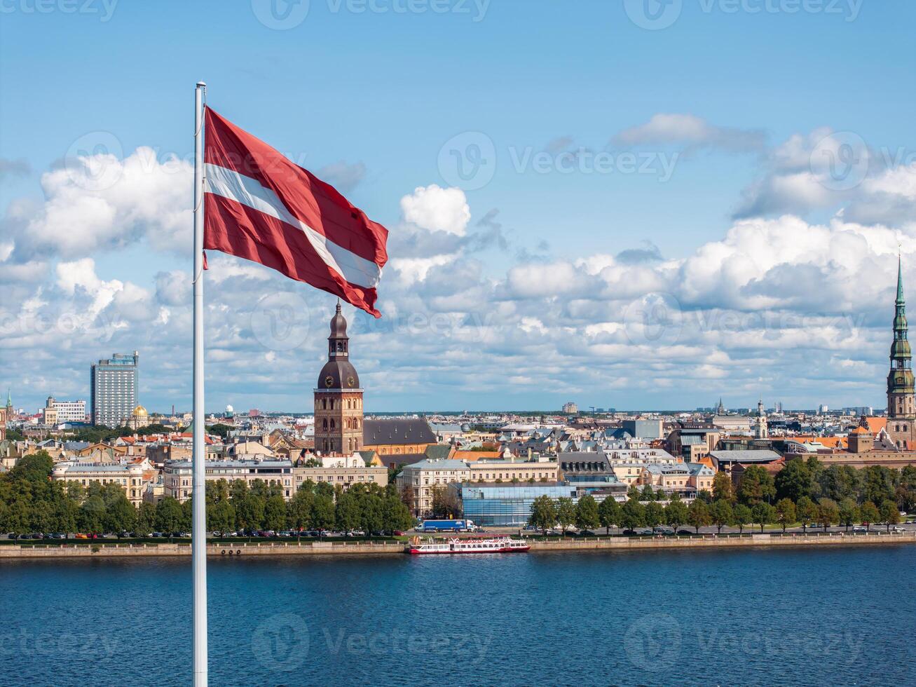 panorama av riga stad med en stor lettiska flagga i förgrund foto