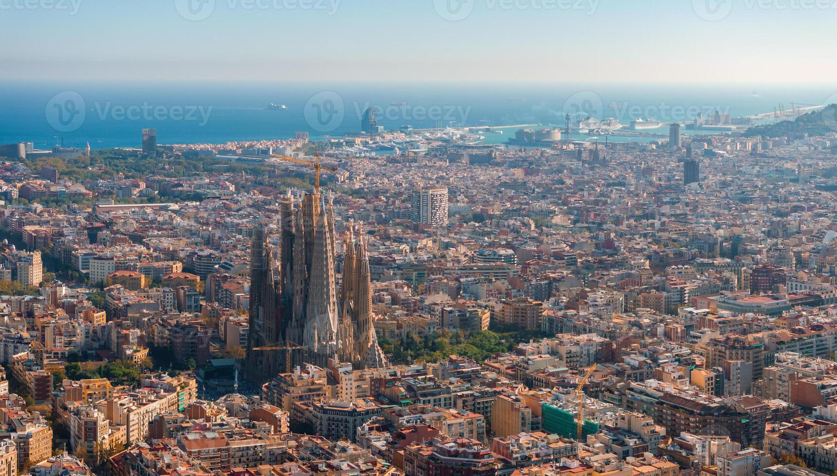 antenn se av barcelona stad horisont och sagrada familia katedral på solnedgång foto