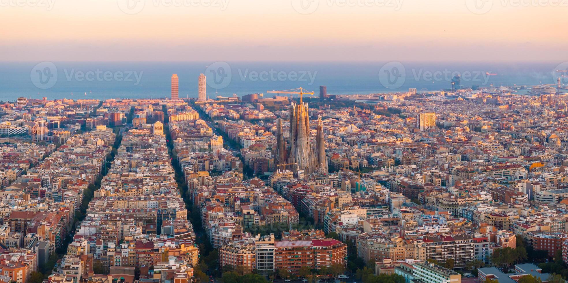 antenn se av barcelona stad horisont och sagrada familia katedral på solnedgång foto