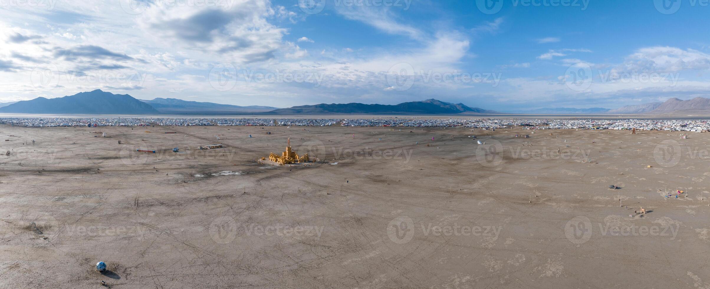 antenn se av de brinnande man festival i nevada öken. svart sten stad från ovan. foto