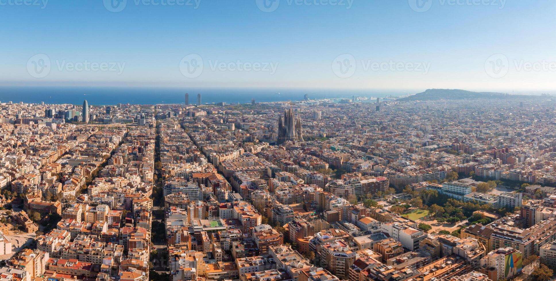 antenn se av barcelona stad horisont och sagrada familia katedral på solnedgång foto