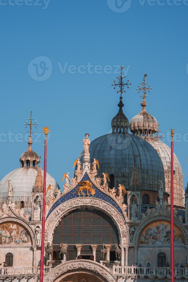 fantastisk gotik katedral i Venedig, Italien med höga spiror och utsmyckad detaljer foto